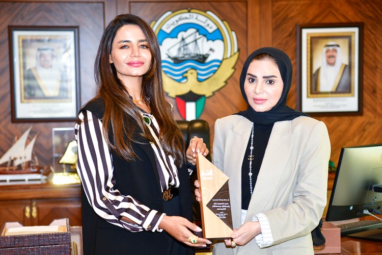 وزيرة الشؤون الاجتماعية وشؤون الأسرة والطفولة وزيرة الدولة لشؤون الشباب د.أمثال الحويلة لدى تكريم م.سارة بورجيب