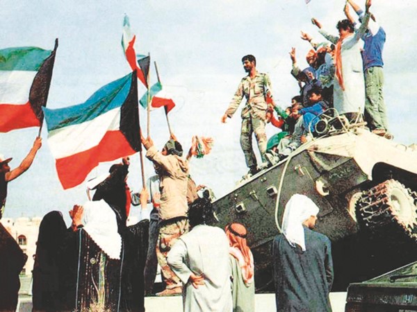 صورة أرشيفية لفرحة المواطنين بالتحرير من الاحتلال العراقي الغاشم