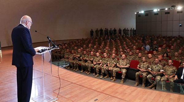 الرئيس نجيب ميقاتي متحدثا إلى ضباط الجيش في حضور قائده العماد جوزف عون في اليرزة (محمود الطويل)