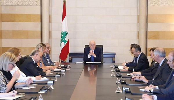 الرئيس نجيب ميقاتي خلال اجتماع مع السفراء في السرايا      (محمود الطويل)