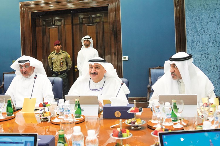 الشيخ فهد اليوسف ود.أحمد العوضي ود.عادل العدواني