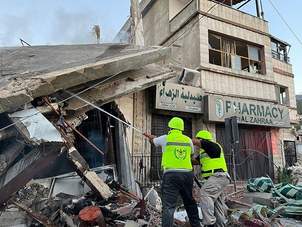 عناصر الدفاع المدني يرفعون أمس أنقاض المنازل التي دمرتها الغارات الإسرائيلية على بلدة كفركلا الحدودية (محمود الطويل)
