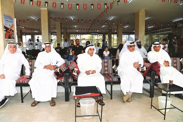 رئيس النادي البحري اللواء متقاعد فهد الفهد وعلي القبندي وخالد الفودري مع بعض الحضور