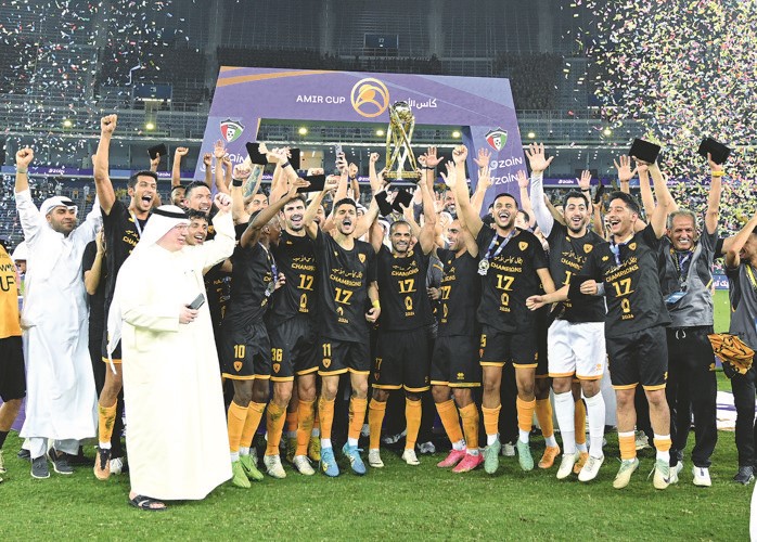 احتفال لاعبي القادسية بلقب كأس سمو الأمير