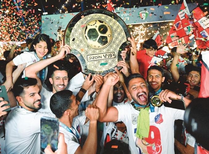 لاعبو الكويت يرفعون درع دوري زين