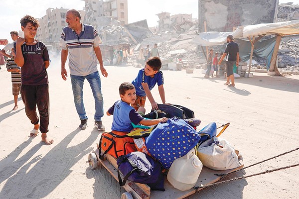 فلسطينيون نازحون من مدينة خان يونس فراراً من الضربات الاسرائيلية المتواصلة على قطاع غزة ( ا.ف.پ)