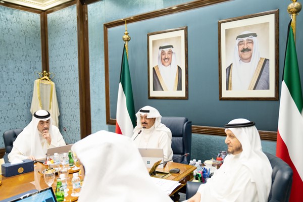 سمو الشيخ أحمد العبدالله مترئسا اجتماع مجلس الوزراء بحضور الشيخ فهد اليوسف وشريدة المعوشرجي