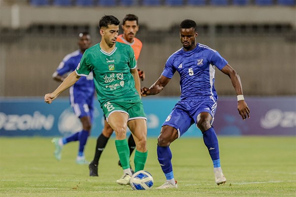 أبو بكر دجالو يحاول استخلاص الكرة من لاعب العربي حسين اشكناني