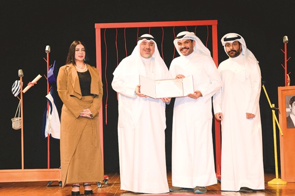 مساعد الزامل يكرم الزميل وليد جمعة المشارك في ورشة الكتابة والتمثيل