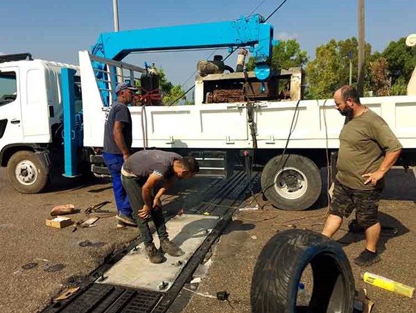 جانب من أعمال الصيانة على المسلك الغربي لجسر الفيدار (محمود الطويل)