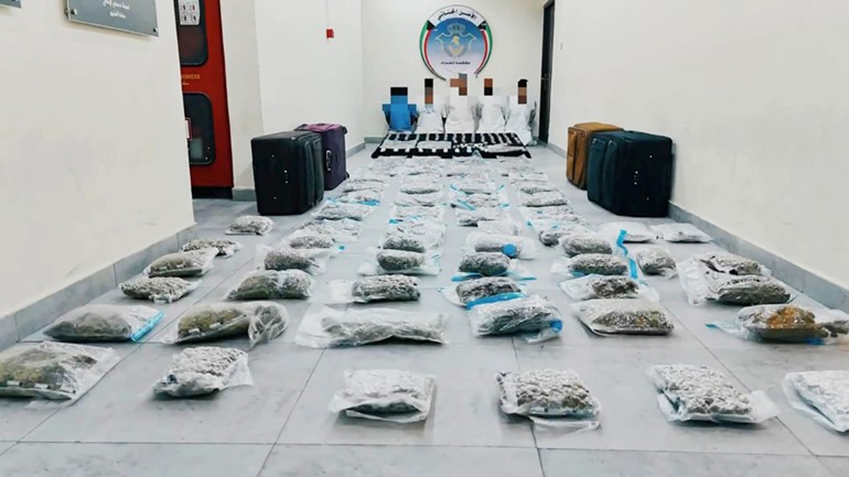المتهمون وأمامهم المضبوطات التي تقدر قيمتها بـ 750 ألف دينار