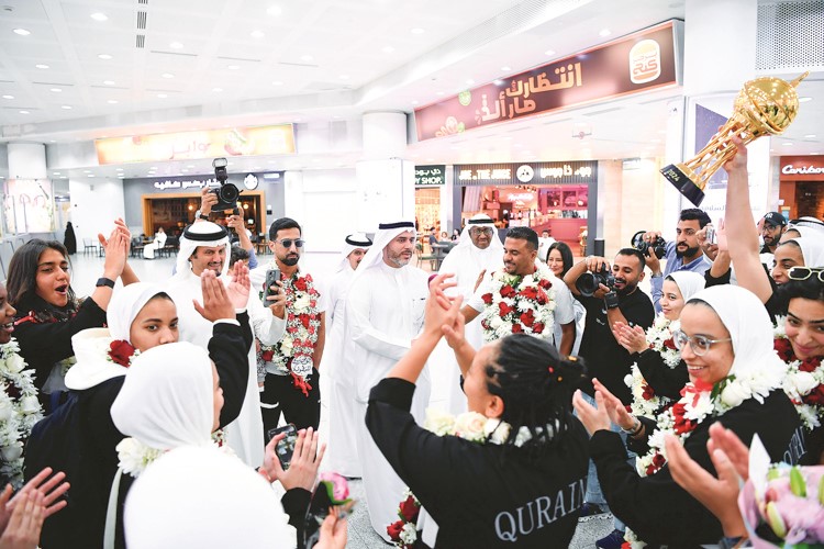 عبدالكريم الشحومي مهنئا اللاعبات بلقب بطولة كأس أكاديمية فاطمة بنت مبارك الخليجية