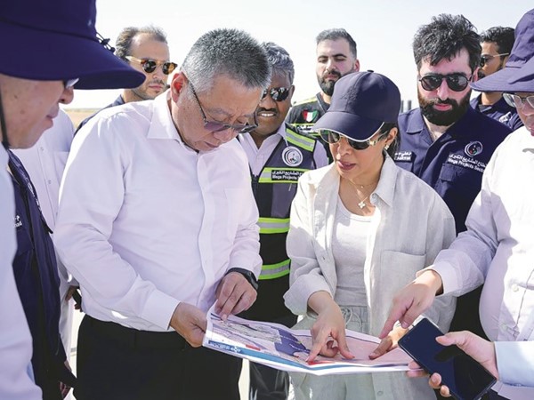  وزيرة الأشغال العامة د.نورة المشعان خلال زيارة تفقدية لموقع مشروع ميناء مبارك الكبير مع كبار المسؤولين في الدولة والوفد الصيني الحكومي