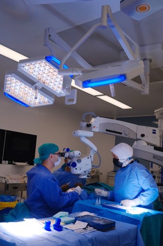 2جانب من إجراء الجراحة الدقيقة لعلاج الماء الأزرق للعين