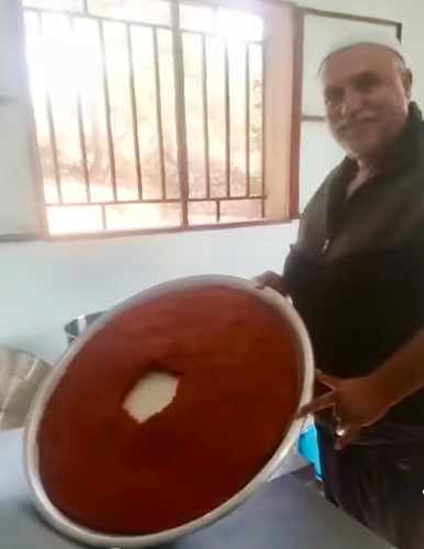 مفيد سليمان يعرض البندورة المجففة