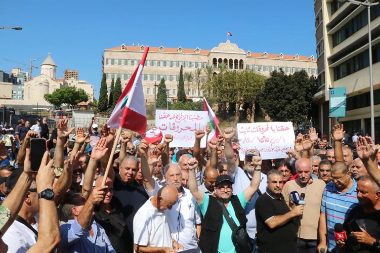 صورة أرشيفية لاعتصام عسكريين متقاعدين أمام السرايا الحكومي في وسط بيروت (محمود الطويل)