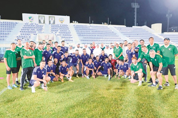 الوزير عبدالرحمن المطيري يتوسط مسؤولي اتحاد الكرة وأعضاء الجهازين الفني والإداري لمنتخبنا الوطني واللاعبين