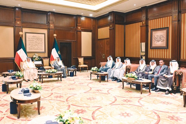 صاحب السمو الأمير الشيخ مشعل الأحمد خلال اللقاء مع رئيس المجلس الأعلى للقضاء رئيس محكمة التمييز المستشار د.عادل بورسلي  بحضور الشيخ محمد العبدالله ود.محمد الوسمي والسفير أحمد فهد الفهد والفريق م.جمال الذياب والشيخ خالد العبدالله ومازن العيسى