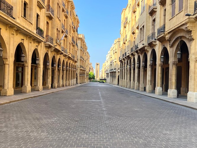 شارع المعرض المؤدي إلى ساحة النجمة أمام مجلس النواب خال من المقاهي (محمود الطويل)