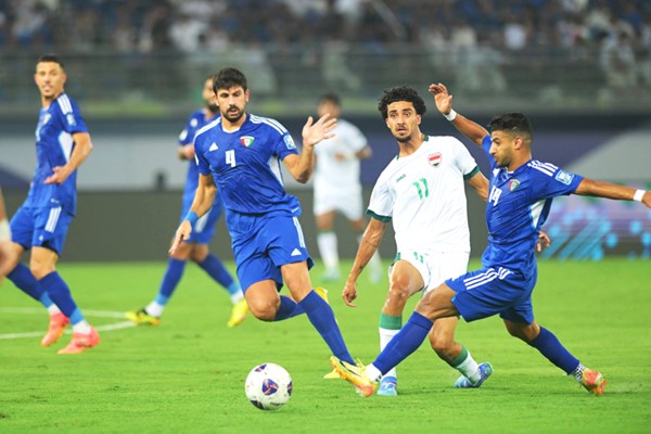 لاعبا منتخبنا الوطني رضا هاني وخالد ابراهيم يقطعان الطريق على اللاعب العراقي زيدان عام 	(هاني الشمري)