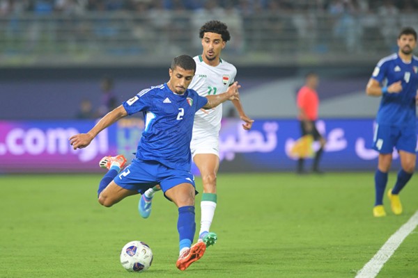 سامي الصانع يسدد نحو مرمى المنتخب العراقي