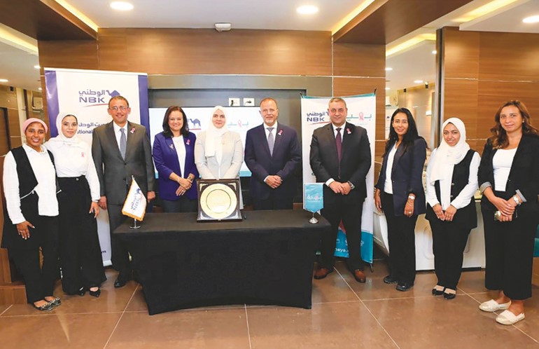 لقطة جماعية لممثلي البنك الوطني ومؤسسة بهية الخيرية خلال توقيع بروتوكول التعاون