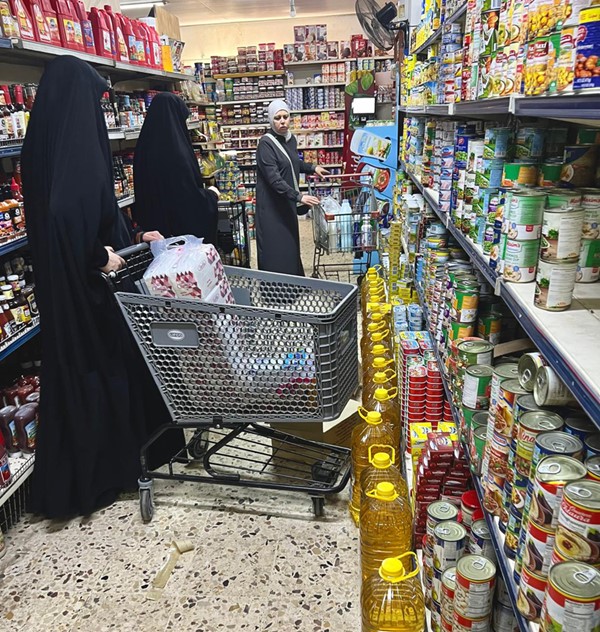 نازحات من الجنوب  يتبضعن في محل بإحدى بلدات الجبل     (محمود الطويل)