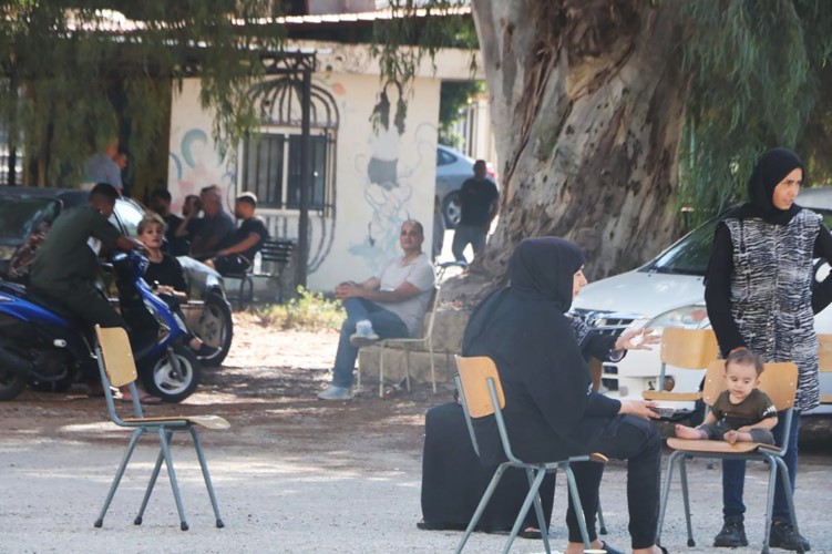نازحون من الجنوب يفترشون الأرض في بيروت (محمود الطويل)