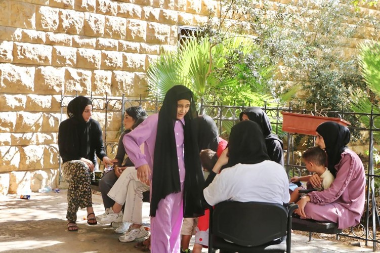 نازحون من الجنوب يفترشون الأرض في بيروت (محمود الطويل)