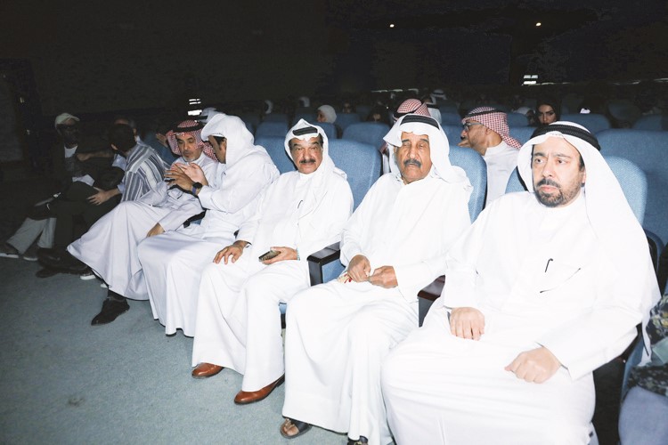 الفنانون عبدالعزيز المسلم ومحمد جابر والمخرج محمد خالد من بين الحضور