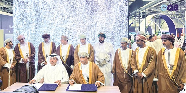 جانب من حفل توقيع الشركة لمذكرة تفاهم مع الصندوق العماني لتطوير الغاز الطبيعي المسال في أبريل الماضي