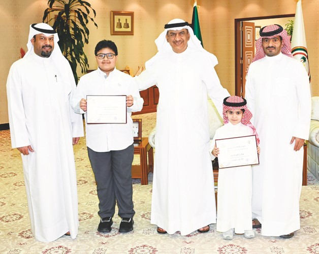 محافظ الجهراء حمد الحبشي مستقبلا الطالبين فالح صباح الشمري وناصر الحربي