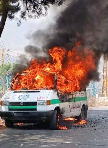 تصاعد النيران والدخان من سيارة إسعاف جراء استهدافها بغارة إسرائيلية (محمود الطويل)
