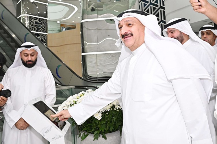 د.أحمد العوضي خلال الافتتاح ويبدو في الصورة حمد المرزوق وخالد الشملان