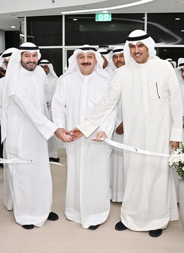 د.أحمد العوضي وحمد المرزوق والشيخ حمود الجابر خلال قص شريط افتتاح المستشفى الجديد