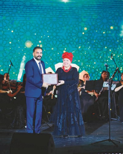 المهند أثناء تكريمه في مهرجان كازان السينمائي الدولي