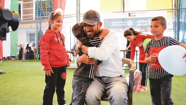 محمد الشايع مع الأيتام خلال الرحلة
