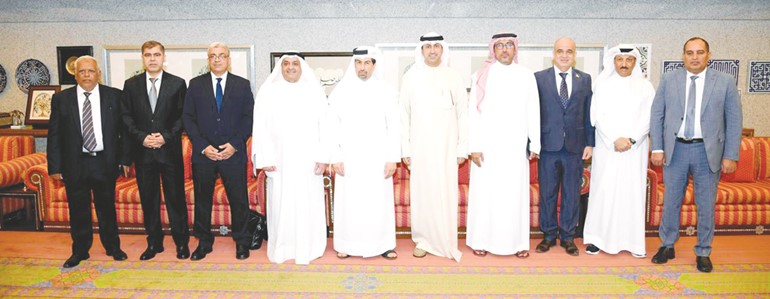 الشيخ د.نمر الصباح وجمال اللوغاني في لقطة جماعية مع المشاركين في الاجتماع	 (كونا)
