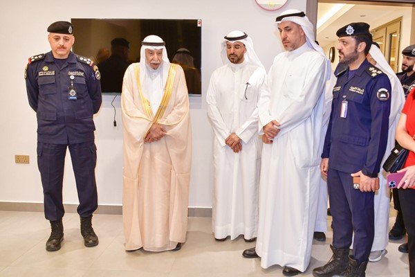 المدير العام للمؤسسات الإصلاحية العميد ركن فهد العبيد ورئيس جمعية الإصلاح د.خالد المذكور ورئيس اتحاد الجمعيات والمبرات الخيرية سعد العتيبي ورئيس قطاع الاتصال وتكنولوجيا المعلومات في نماء الخيرية عبدالعزيز الكندري خلال الافتتاح