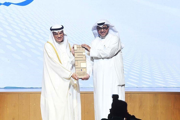 الوزير د.نادر الجلاليتسلم التكريم من رئيس جمعية المعلمين حمد الهولي