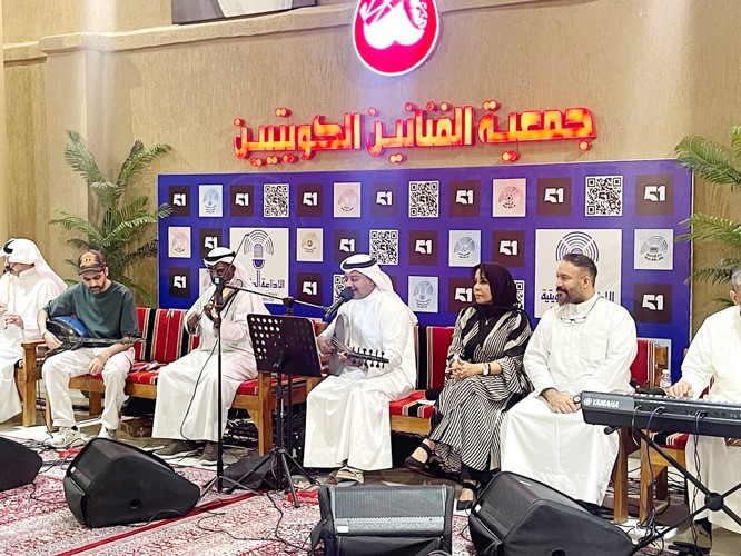 المطرب علي عبدالله يتوسط مقدمي البرنامج منال العمران والزميل خالد السويدان والفرقة الموسيقية