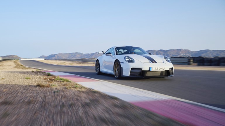 العرض الإقليمي الأول لسيارتي GT3 911 و911 GT3 مع مجموعة تورينج الجديدتين بمهرجان «رموز بورشه»