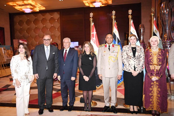 السفير العراقي المنهل الصافي مهنئا السفير المصري أسامة شلتوت ورئيس المكتب العسكري العقيد مصطفى الدلال