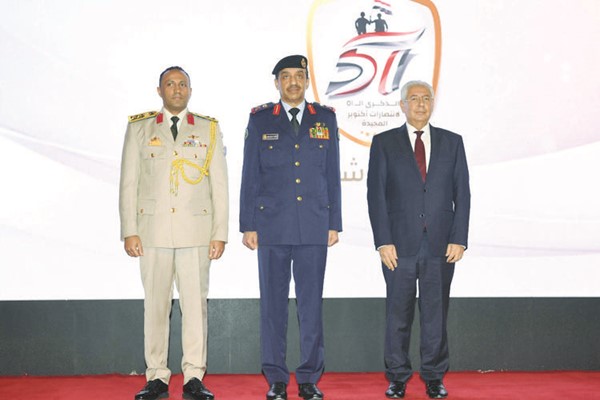 السفير المصري أسامة شلتوت وآمر سلاح الدفاع الجوي اللواء الركن خالد الشريعان والعقيد مصطفى الدلال