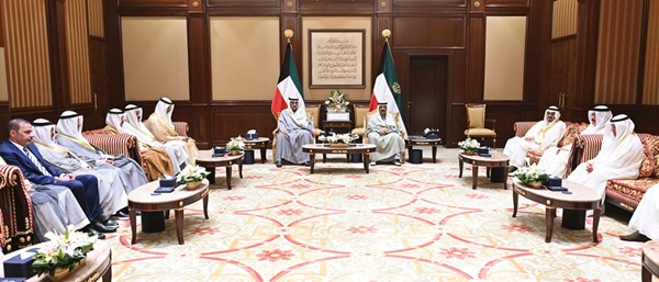 صاحب السمو الأمير الشيخ مشعل الأحمد وسمو ولي العهد الشيخ صباح الخالد ورئيس الوزراء سمو الشيخ أحمد العبدالله ووزير التربية سيد جلال سيد عبدالمحسن الطبطبائي ووزير النفط طارق سليمان أحمد الرومي والشيخ محمد العبدالله وعبدالعزيز الدخيل والسفير أحمد فهد الفهد والفريق م.جمال الذياب والشيخ خالد العبدالله ومازن العيسى