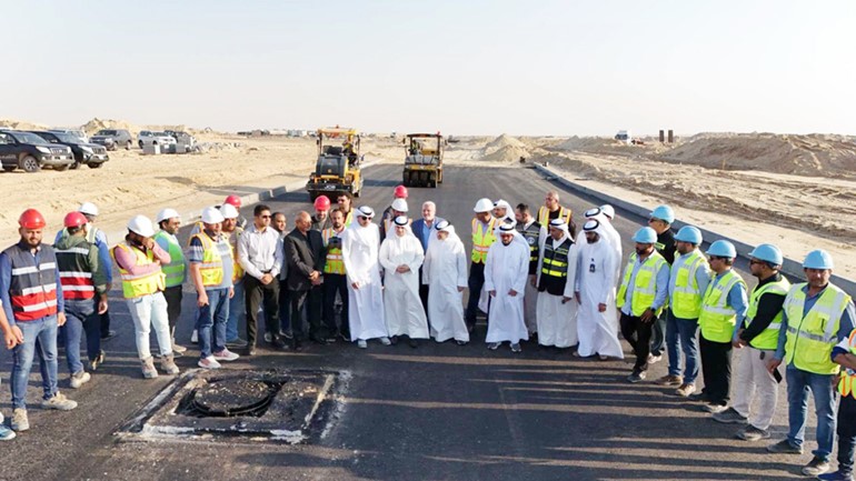 وزير الدولة لشؤون البلدية ووزير الدولة لشؤون الإسكان عبداللطيف المشاري شهد عملية فرش الأسفلت لأول الطرق الرئيسية بمشروع جنوب مدينة صباح الأحمد السكنية