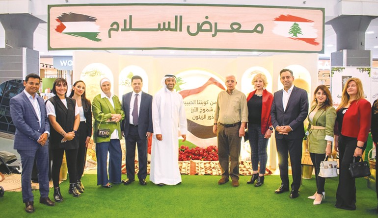 نائب الرئيس التنفيذي لشركة سيتي هايبر ماركت ناصر عادل الغانم وسفير فلسطين رامي طهبوب والقائم بالأعمال اللبناني أحمد عرفة وعدد من الحضور خلال المعرض