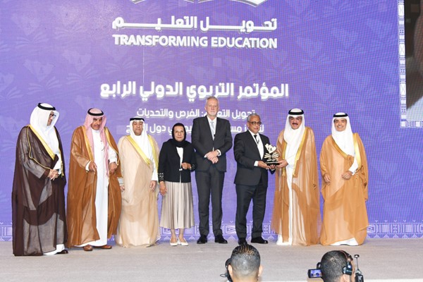 وزير التربية م. سيد جلال الطبطبائي وأمين عام مجلس التعاون الخليجي جاسم البديوي ورئيسة المجلس التأسيسي لجامعة عبدالله السالم د. موضي الحمود ومدير عام مكتب التربية العربي لدول الخليج د.عبدالرحمن العاصمي ومدير عام الايسيسكو د. سالم المالك وعدد من الحضور 			(قاسم باشا)
