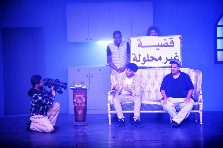 مشهد من المسرحية	(متين غوزال)