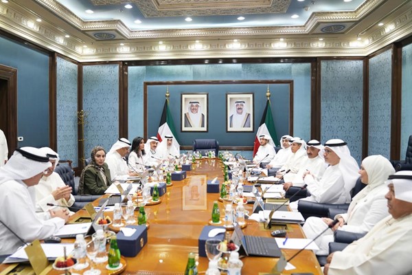 رئيس مجلس الوزراء بالإنابة ووزير الدفاع ووزير الداخلية الشيخ فهد اليوسف مترئسا اجتماع مجلس الوزراء